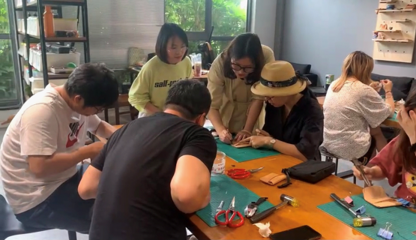 在盛夏迎来一场匠心之旅--湖州艺术与设计学校举办手工皮具体验活动